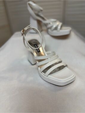 Nine West Platform Sandals SZ 6 WHITE NEVER WORN